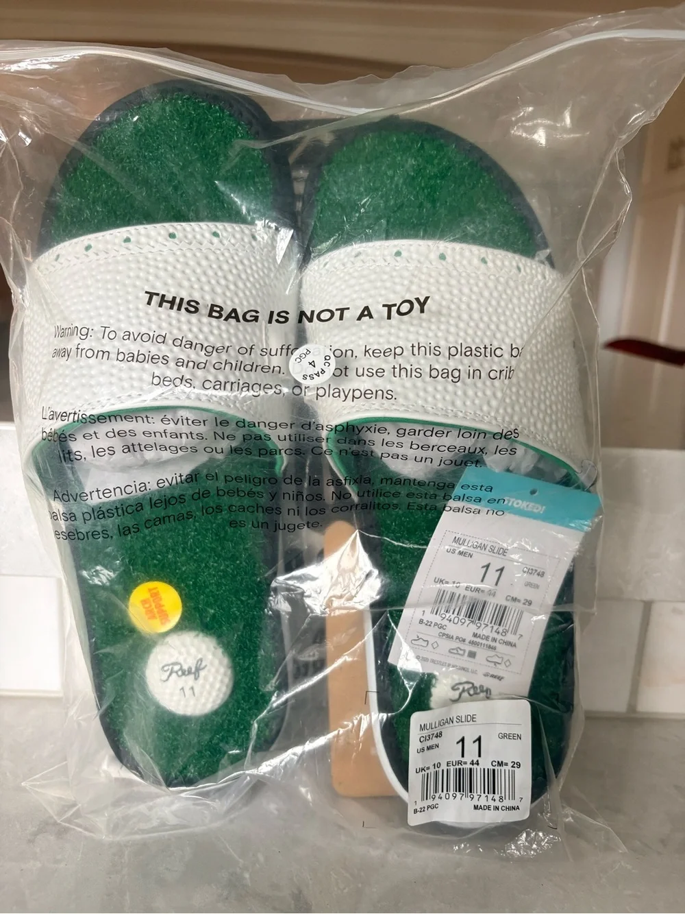 Reef Mulligan White and Green Slides with Black Sole Men Size 11